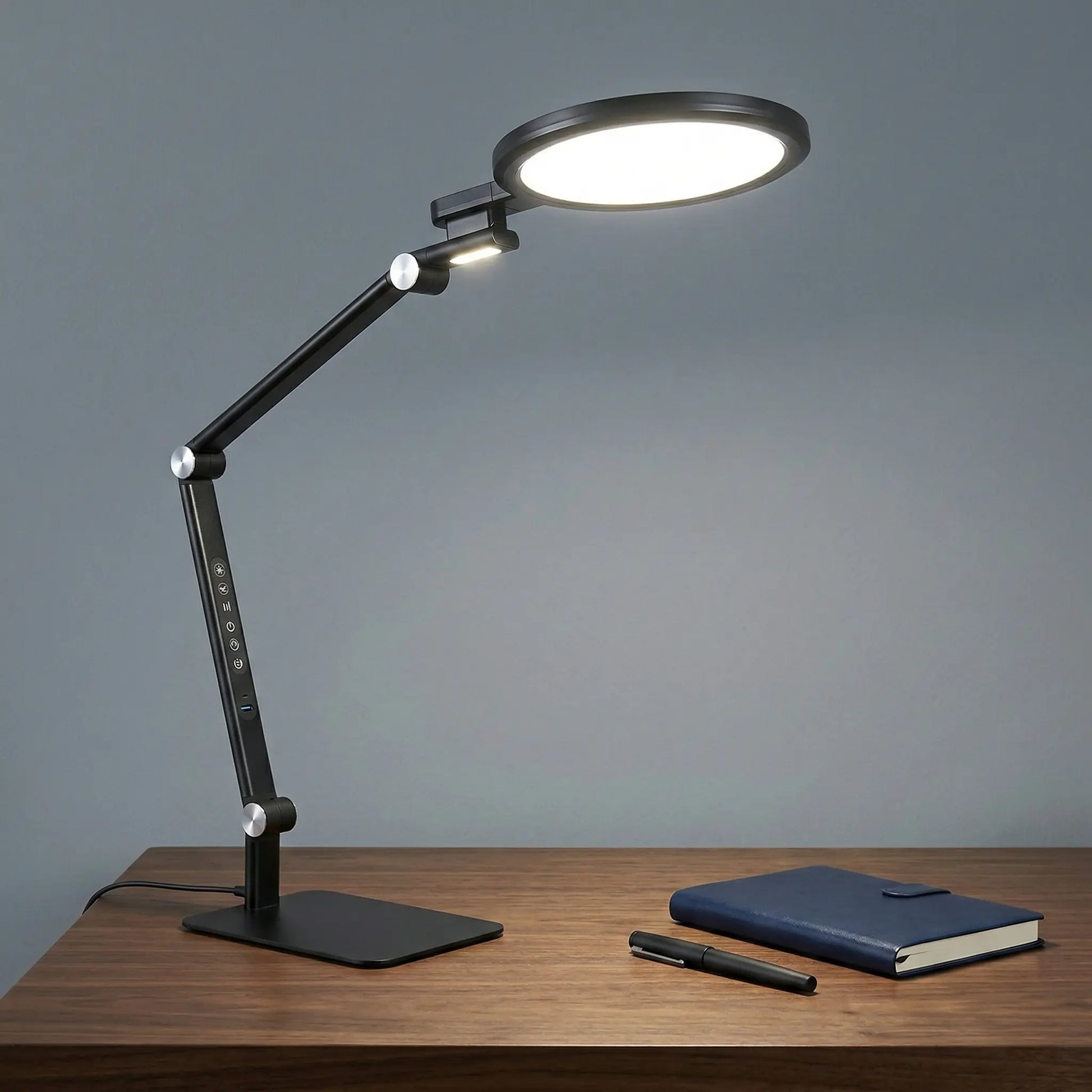 Lampe de Bureau Anneau LED sur un espace de travail en bois massif