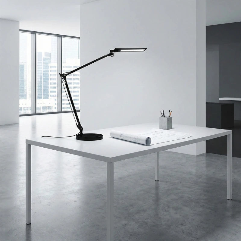Lampe de Bureau LED Architect Flex placée sur un large bureau blanc
