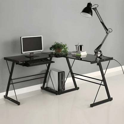 Une lampe de bureau architecte à pince installée sur un bureau moderne