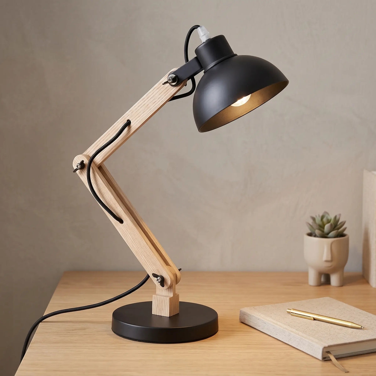 Lampe de Bureau Articulée en Bois noire sur un espace de bureau en bois clair