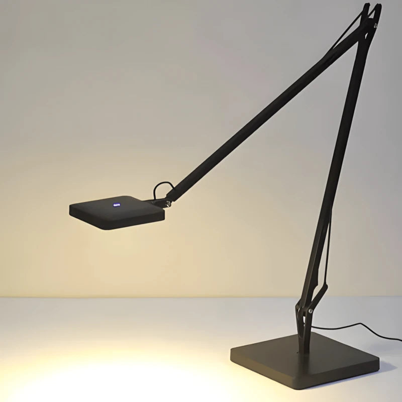 Lampe de Bureau Articulée Oslo ur un espace de travail & fond blanc