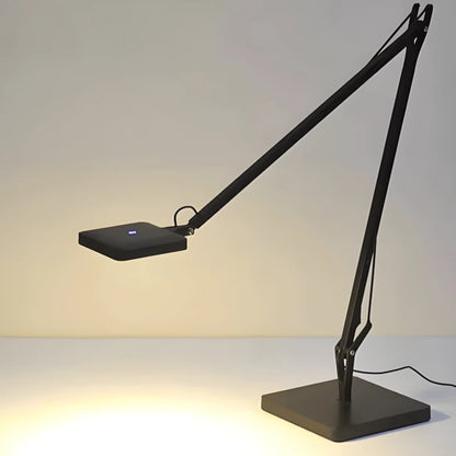 Lampe de Bureau Articulée Oslo ur un espace de travail & fond blanc
