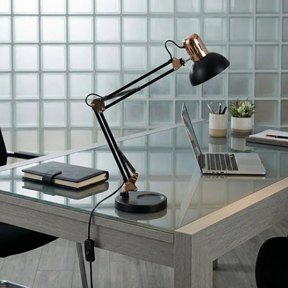 Lampe de Bureau Articulée Vintage sur un espace de travail en verre 