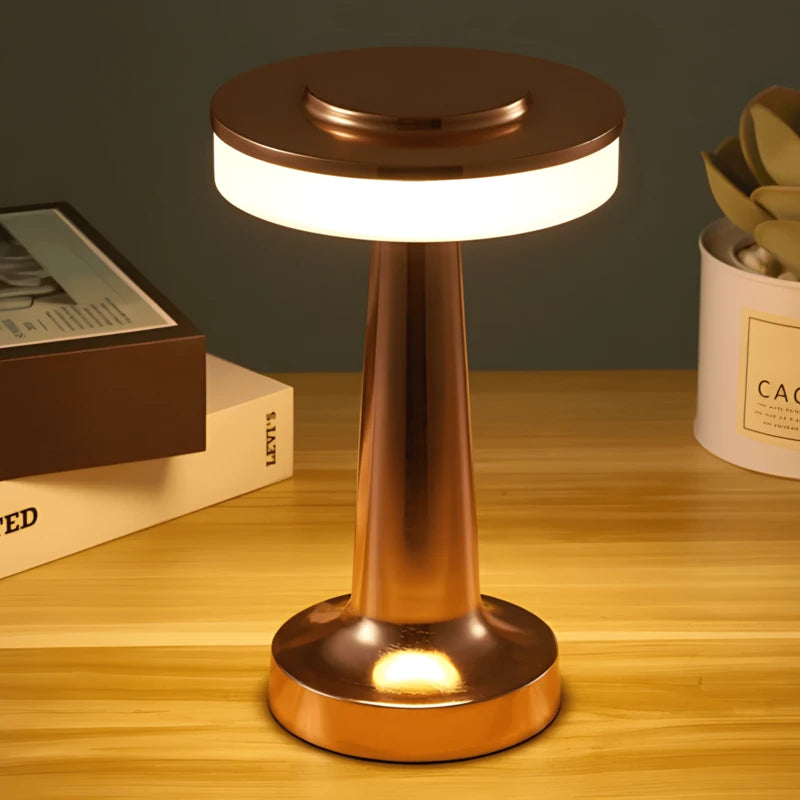 Lampe de bureau aura sur un bureau en bois clair