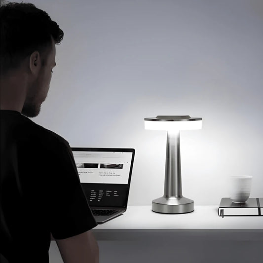 Lampe de bureau Aura en argent sur un bureau étudiant