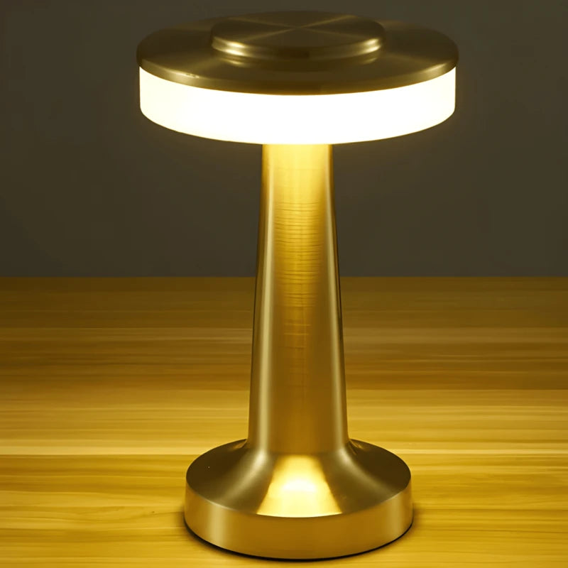 Lampe de bureau Aura sur ub bureau en bois