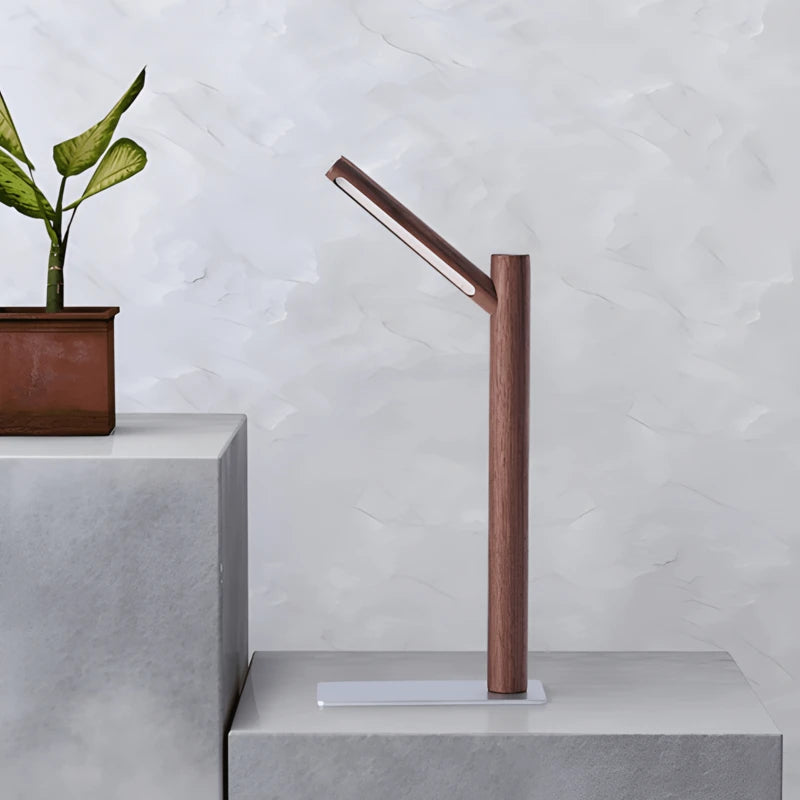 Lampe de bureau LED branche de bois sur un support en pierre gris