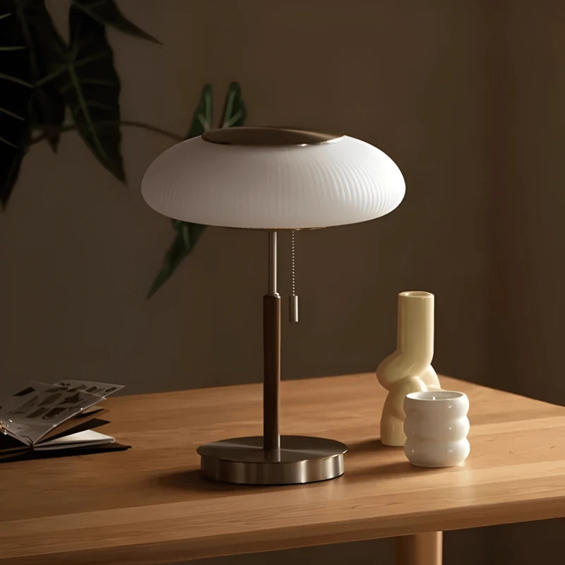 Lampe de bureau champignon bauhaus sur un espace de lecture moderne