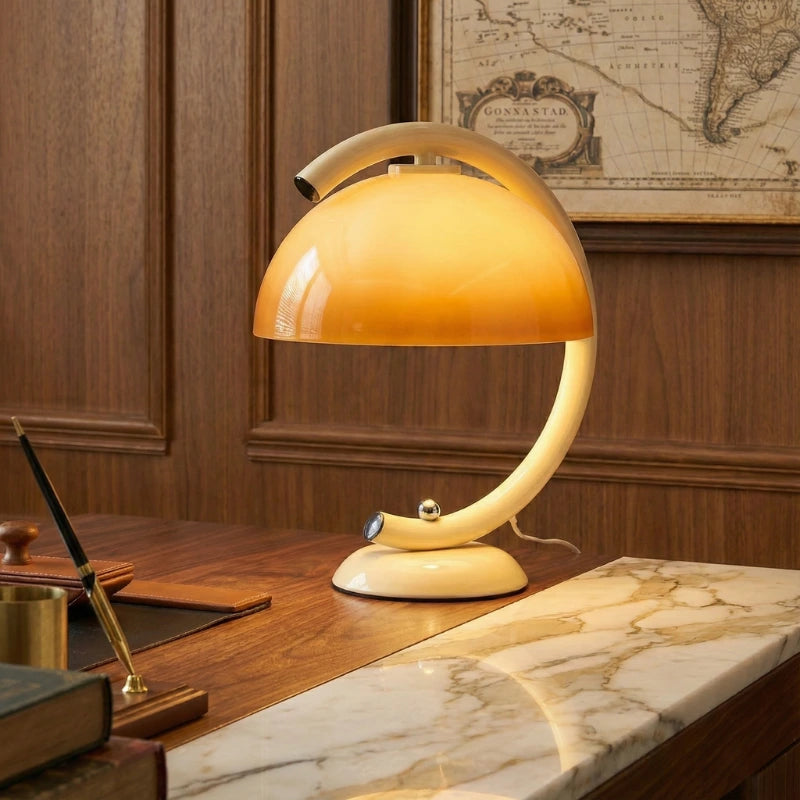Lampe de Bureau Vintage Champignon Années 60 placée au-dessus d'un espace de travail en bois