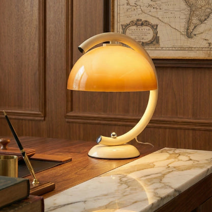 Lampe de Bureau Vintage Champignon Années 60 placée au-dessus d'un espace de travail en bois