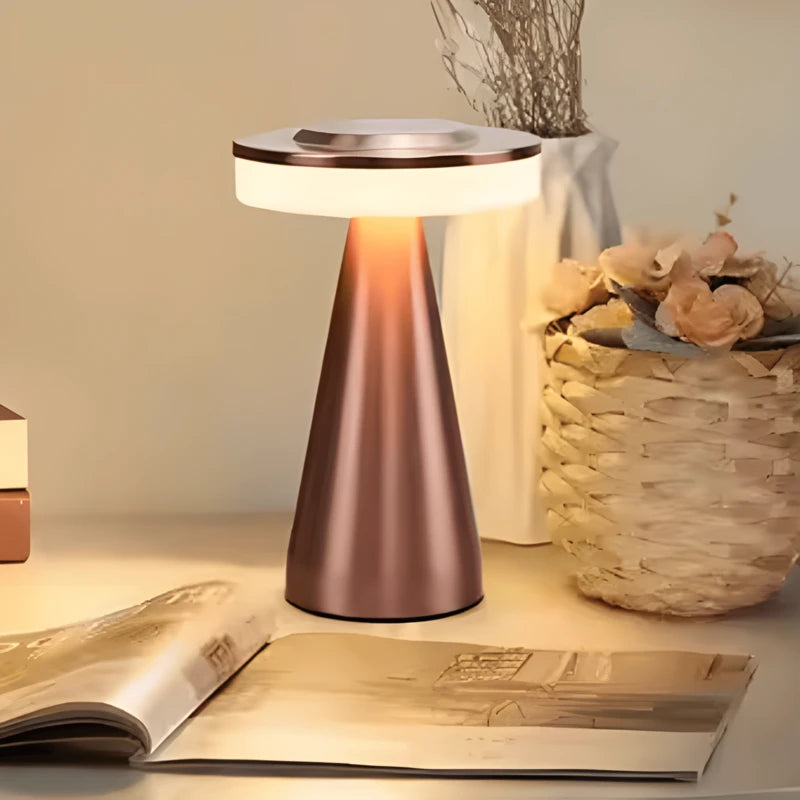 Lampe de bureau champignon LED sur un bureau minimaliste 