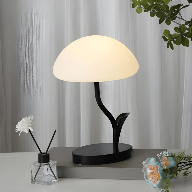 Lampe de Bureau Champignon Branche Noire sur un bureau blanc
