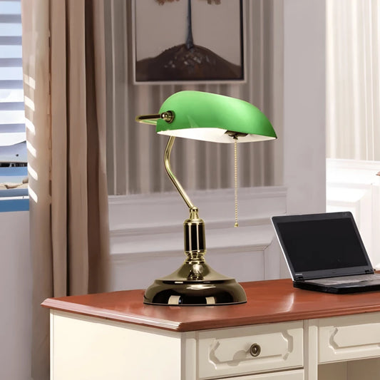 Lampe de bureau design vintage banquier établie sur un espace de travail en bois