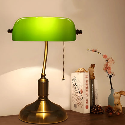 Lampe de bureau design banquier vintage sur un bureau en bois foncé