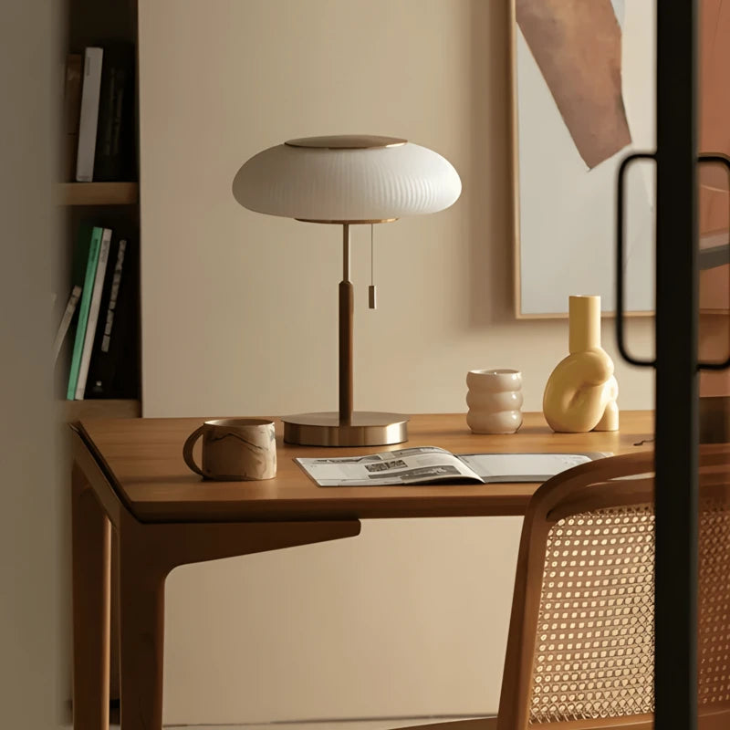 Lampe de bureau champignon bauhaus sur un bureau sophistiqué 