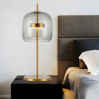 Lampe de Bureau design verre et doré sur une table de nuit noire