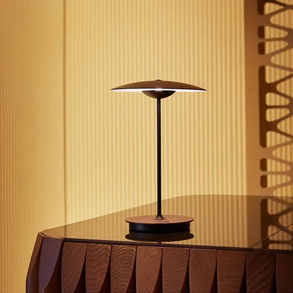 Lampe de Bureau Design Espagnol noire sur une commode en verre