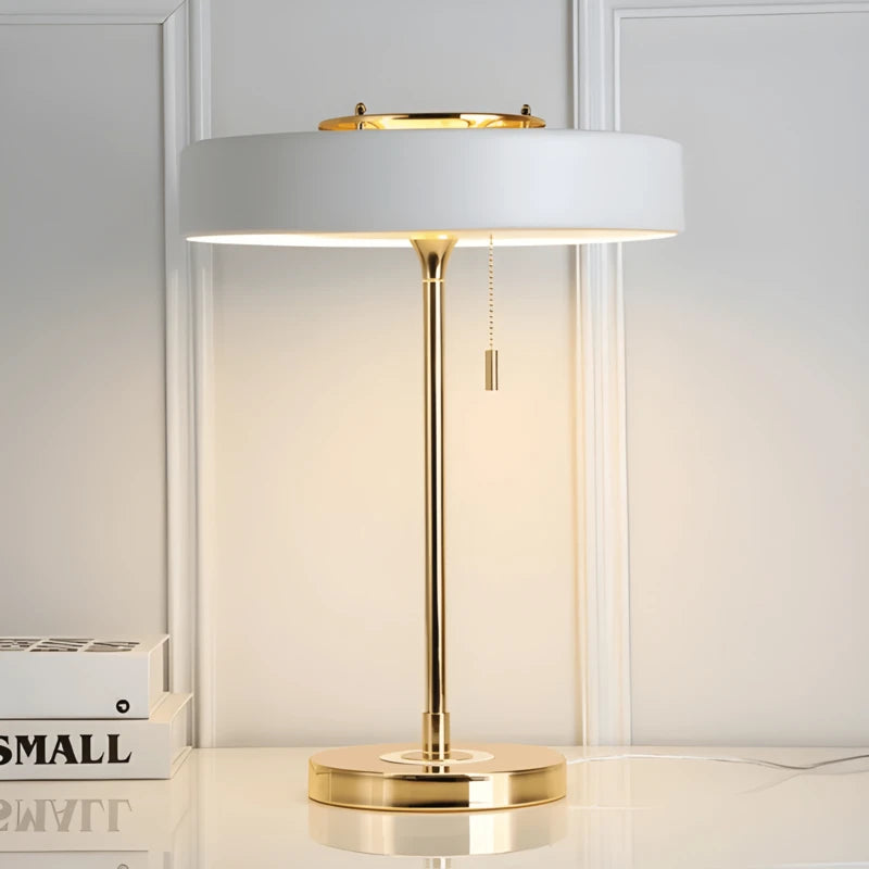 Lampe de Bureau Design Horizon blanche et dorée placée sur un espace de travail blanc