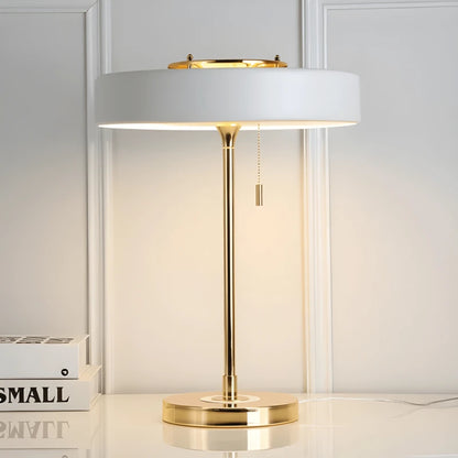 Lampe de Bureau Design Horizon blanche et dorée placée sur un espace de travail blanc