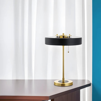 Lampe de Bureau Design Horizon noire et dorée sur un bureau en bois massif 