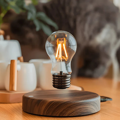 Lampe de bureau design à lévitation magnétique posée sur un bureau en bois 