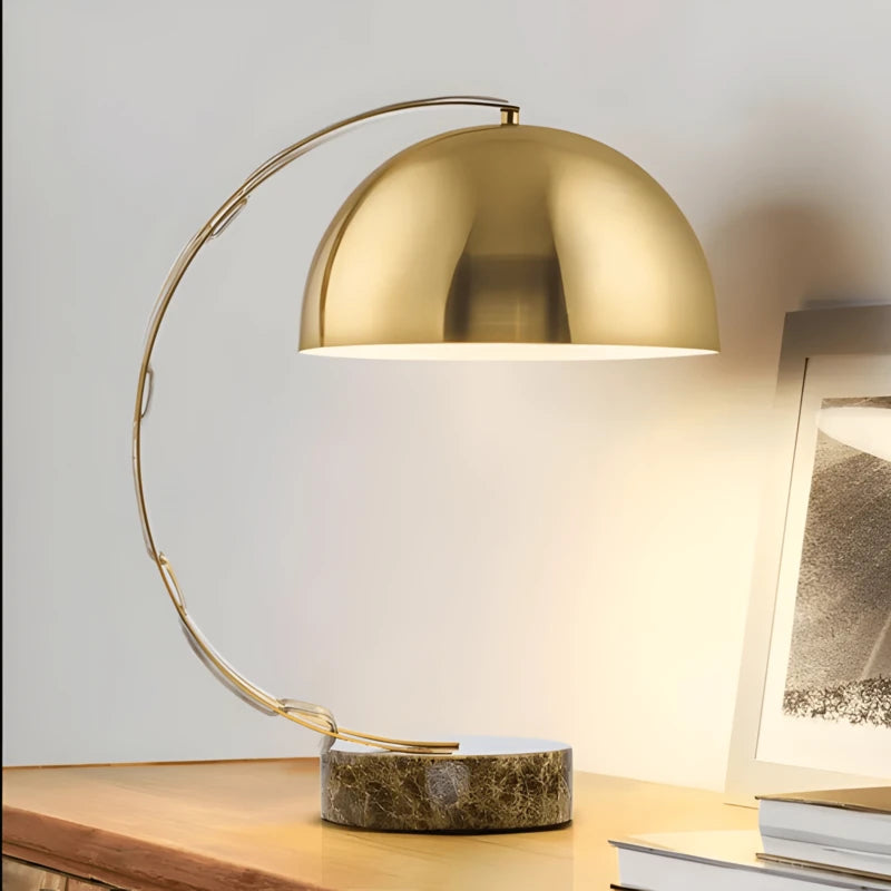 Lampe de Bureau Design Marbre Doré Milano placée sur un bureau de lecture en bois