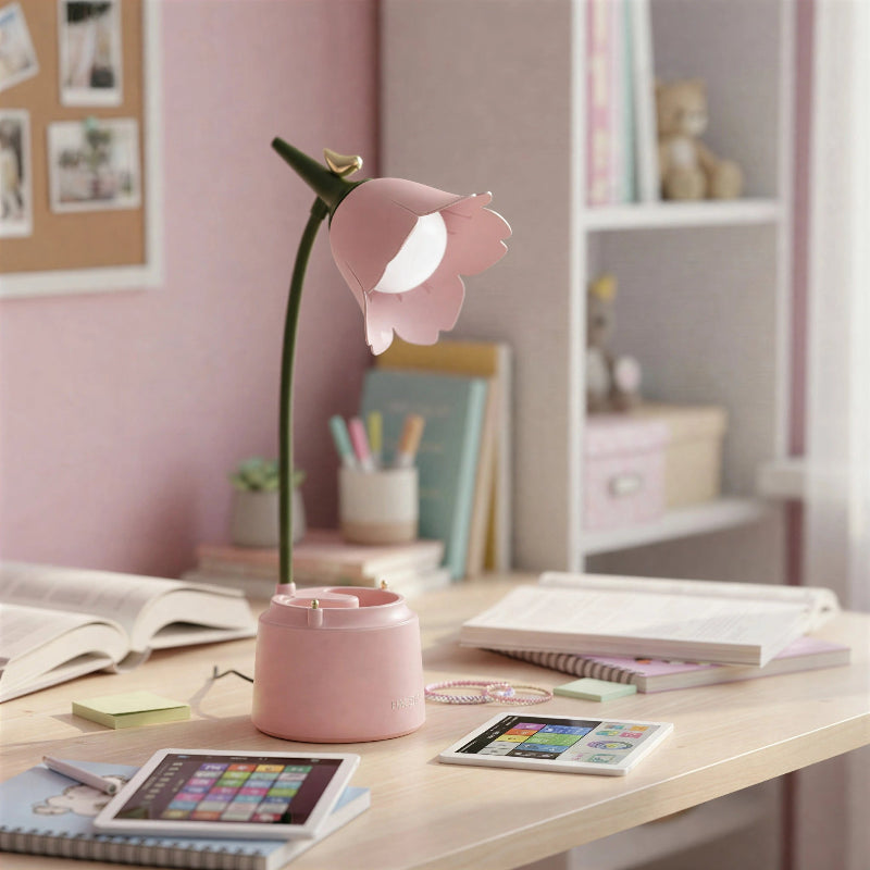 Lampe de Bureau Enfant Fille Fleur Rose LED posée sur un bureau en bois clair
