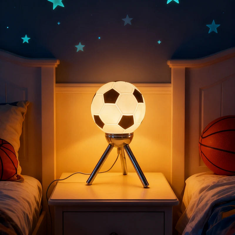 Lampe de Bureau Enfant Forme Ballon de Football allumée sur une table de chevet