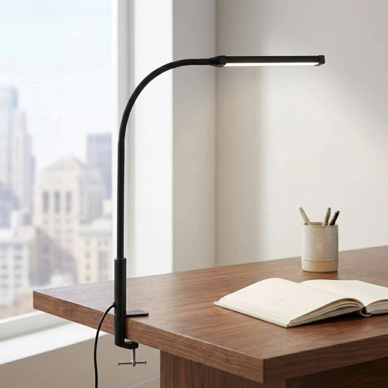 Lampe de Bureau LED à Pince Flexible configurée sur un espace de travail marron