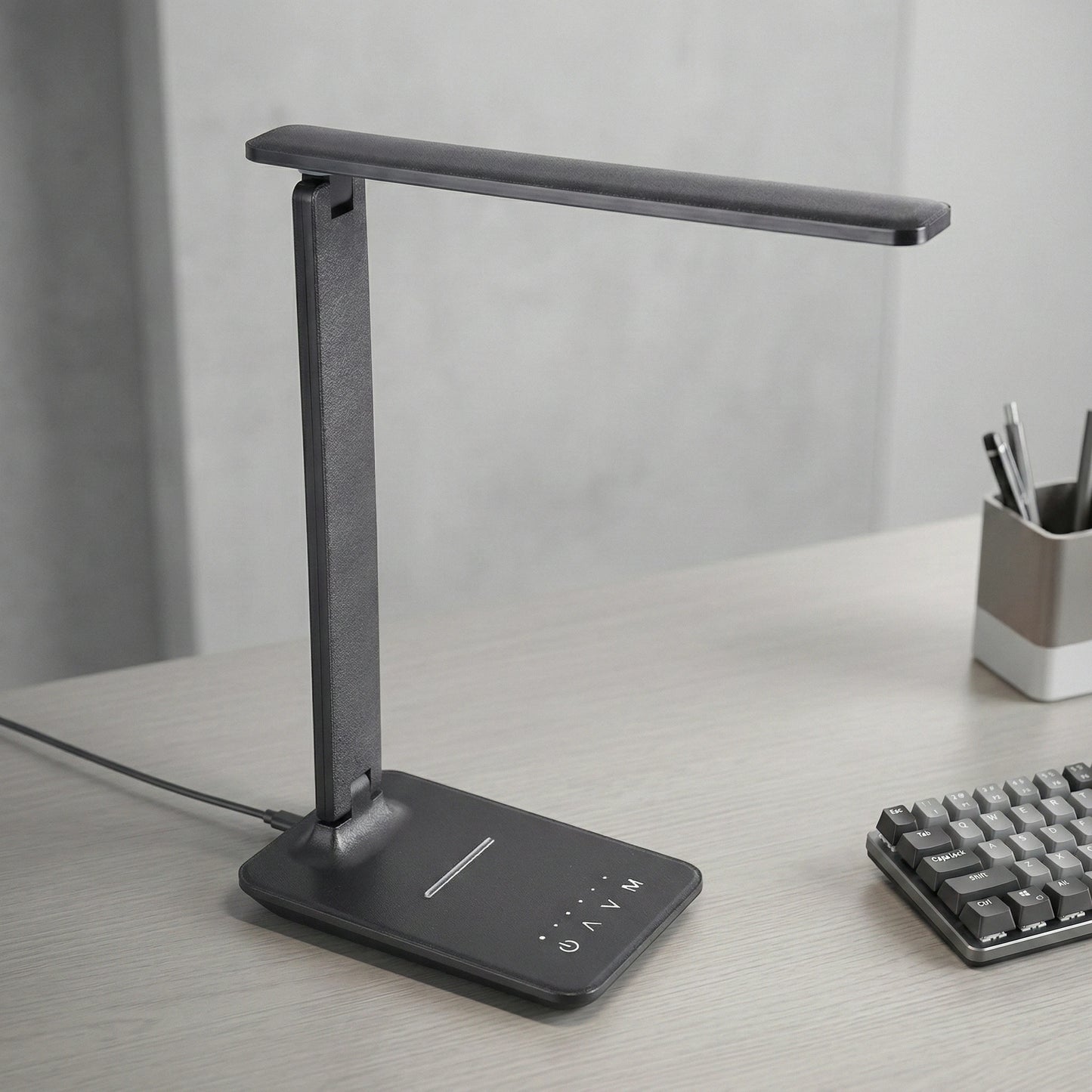 Lampe de Bureau LED Anthracite placée sur un espace de travail clair