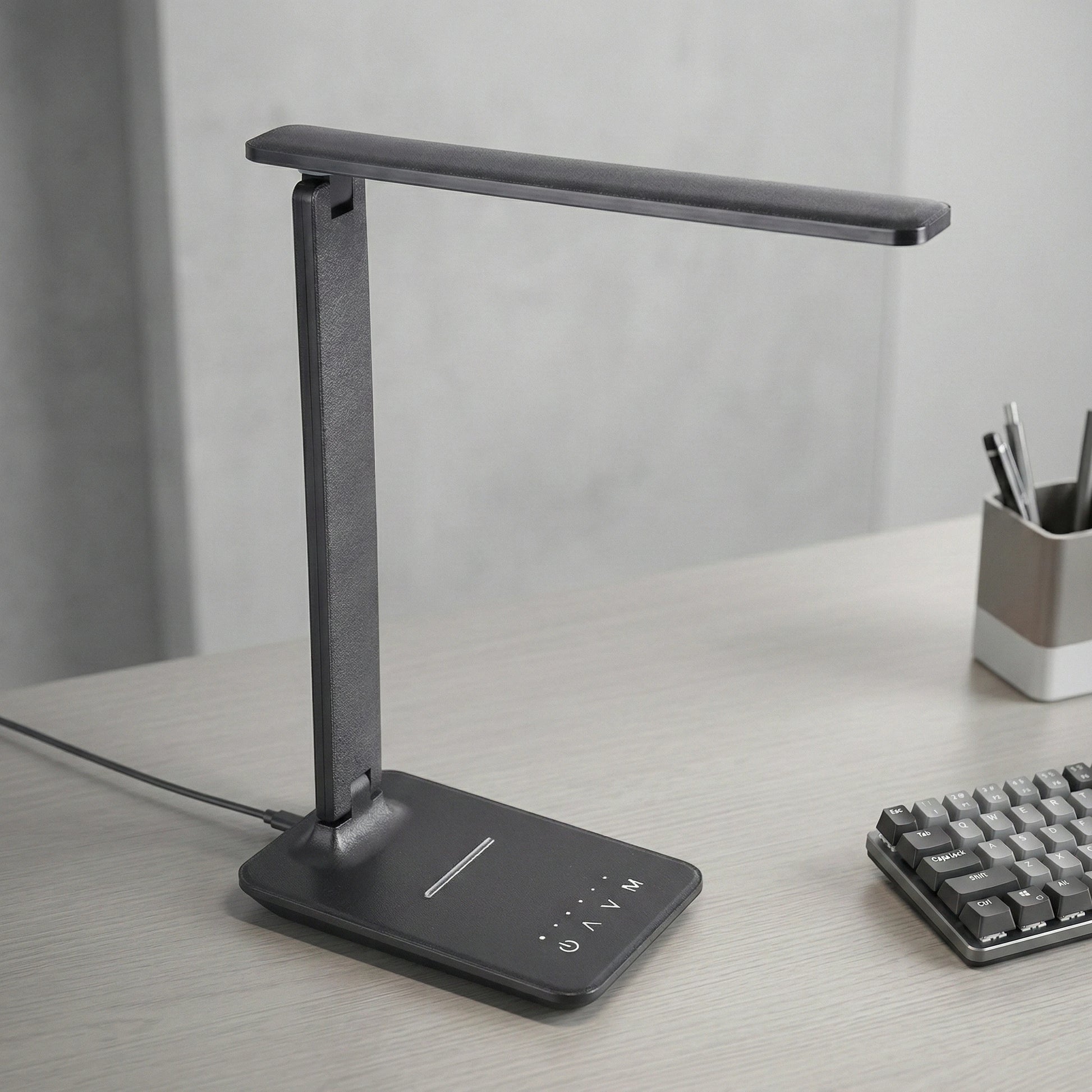 Lampe de Bureau LED Anthracite placée sur un espace de travail clair