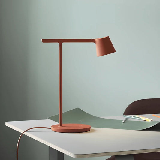 Lampe de Bureau LED Arken orange sur un bureau de dessin