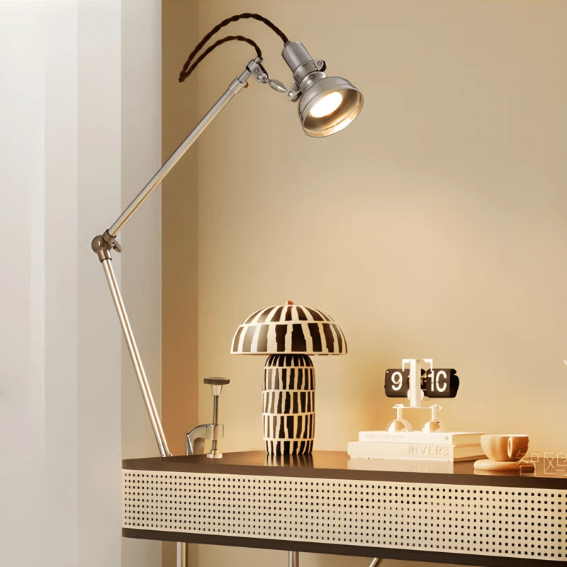 Lampe de Bureau LED Articulée Design Italien mise au point sur un espace de travail en bois noir