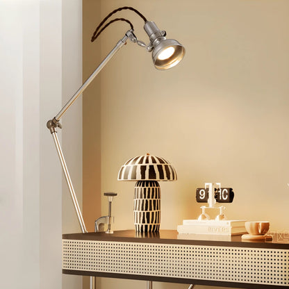 Lampe de Bureau LED Articulée Design Italien mise au point sur un espace de travail en bois noir