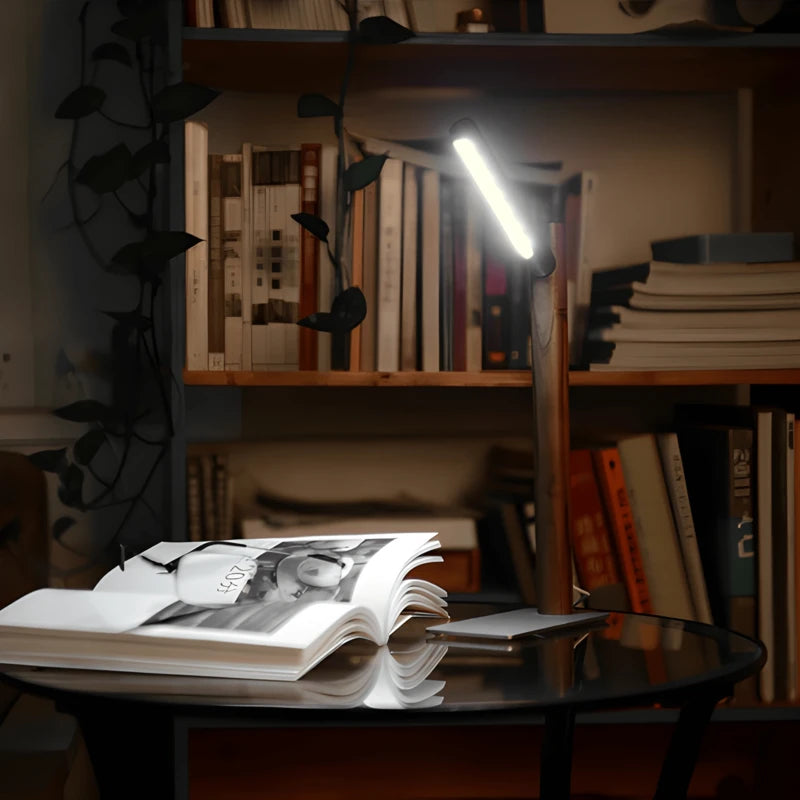Lampe de bureau LED branche de bois allumée dans un espace de travail sombre
