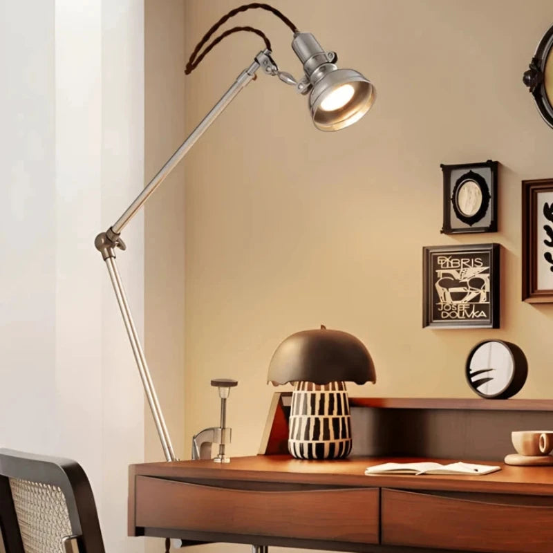 Lampe de Bureau LED Articulée Design Italien configurée sur un bureau en bois