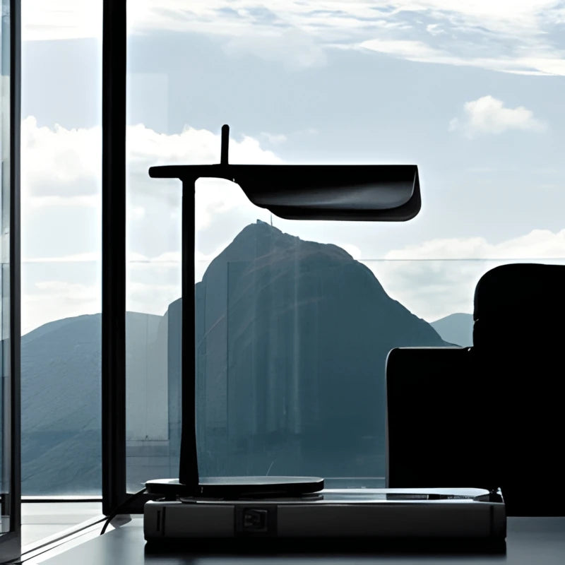 Lampe de bureau LED noire design italien sur un bureau haut de gamme
