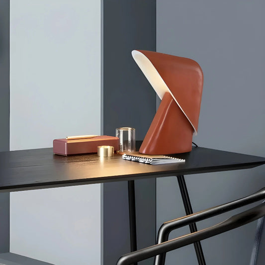 Lampe de Bureau LED Design Triangulaire sur un bureau noir