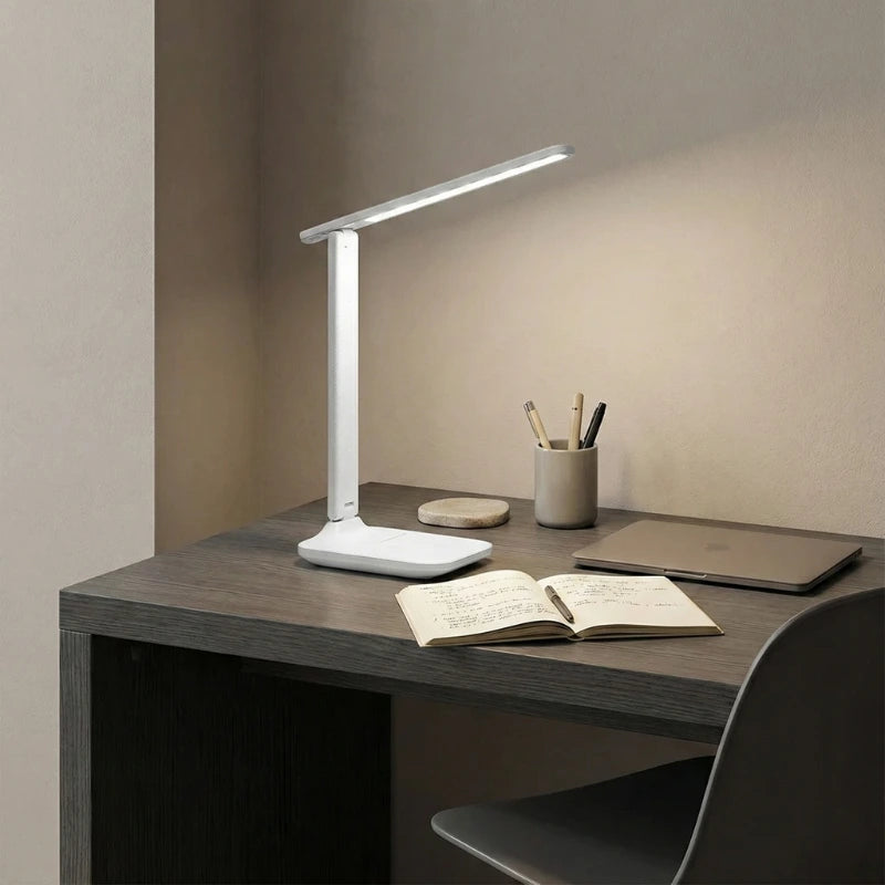 Lampe de Bureau LED Dimmable sur un bureau en bois gris foncé