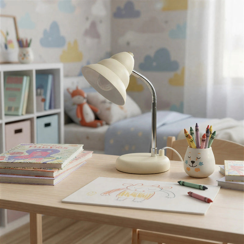 Lampe de Bureau LED Enfant Crème Flexible au-dessus d'un bureau en bois clair