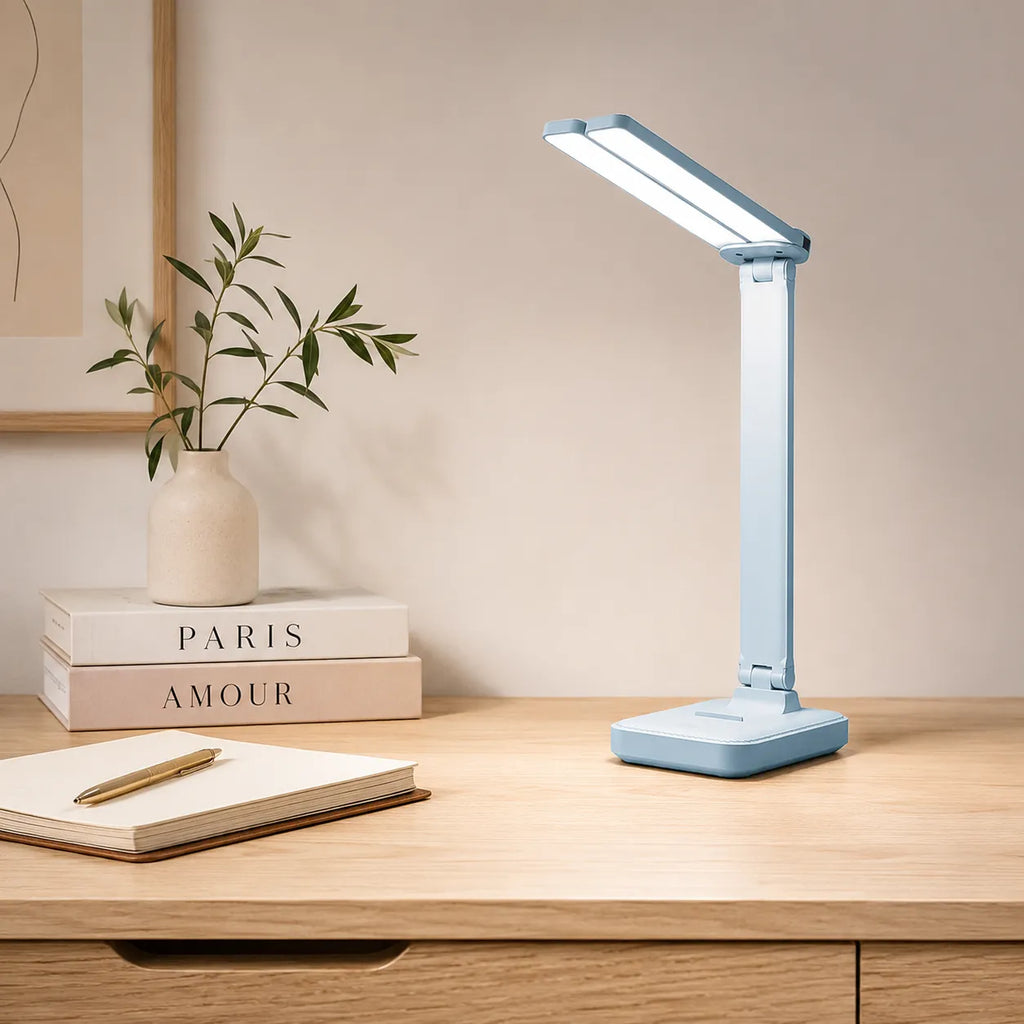 Lampe de bureau LED design bleu pour enfant dans une ambiance chaleureuse