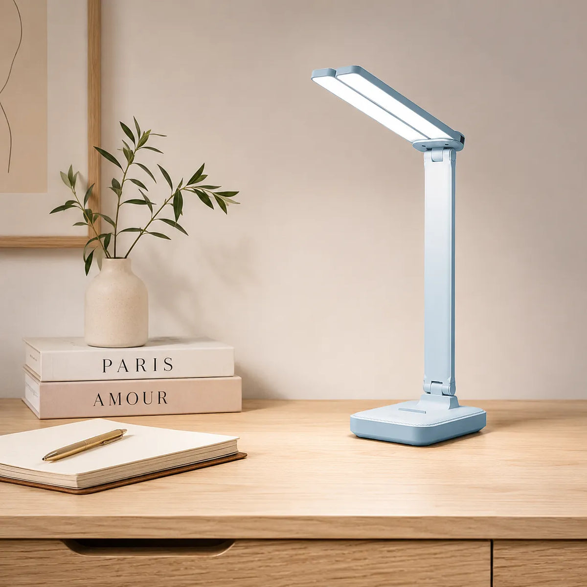 Lampe de bureau LED design bleu pour enfant dans une ambiance chaleureuse