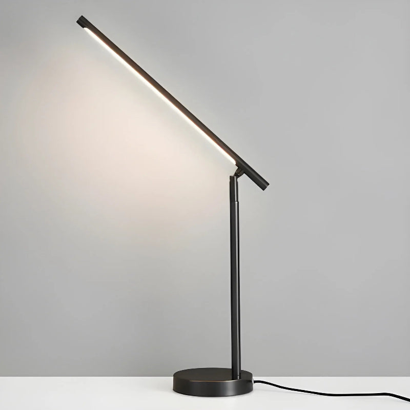 Lampe de Bureau LED Fine Articulée Noire sur un bureau blanc et fond gris