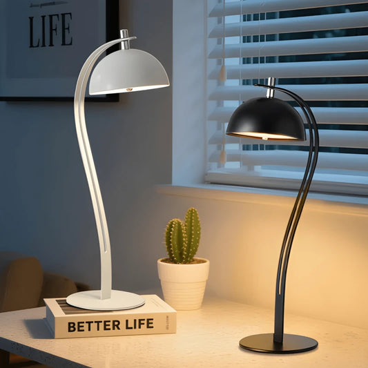 Lampe de bureau LED flexible située sur un bureau en pierre