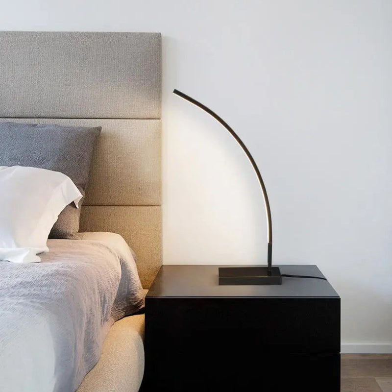 Lampe de Bureau LED Incurvée sur une table de chevet