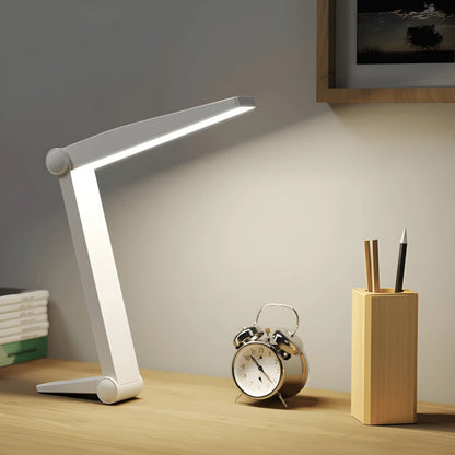 Lampe de bureau LED de lecture blanche sur un bureau