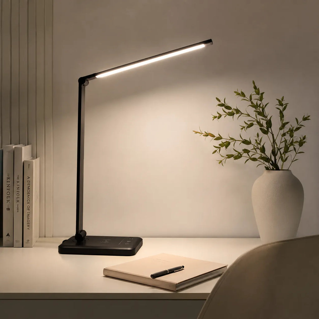 La lampe de bureau led lumenia noire sur un bureau beige