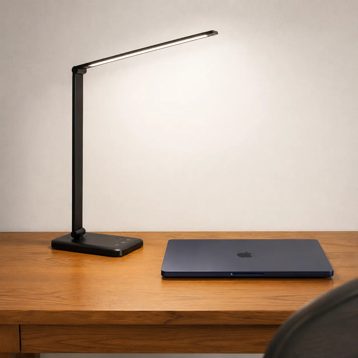 La lampe de bureau led lumenia sur un bureau en bois orangé 