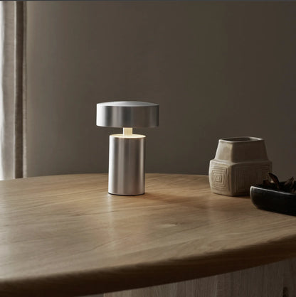 Lampe de Bureau LED Métal Brossé Sans-fil au-dessus d'un espace de travail simpliste en bois clair