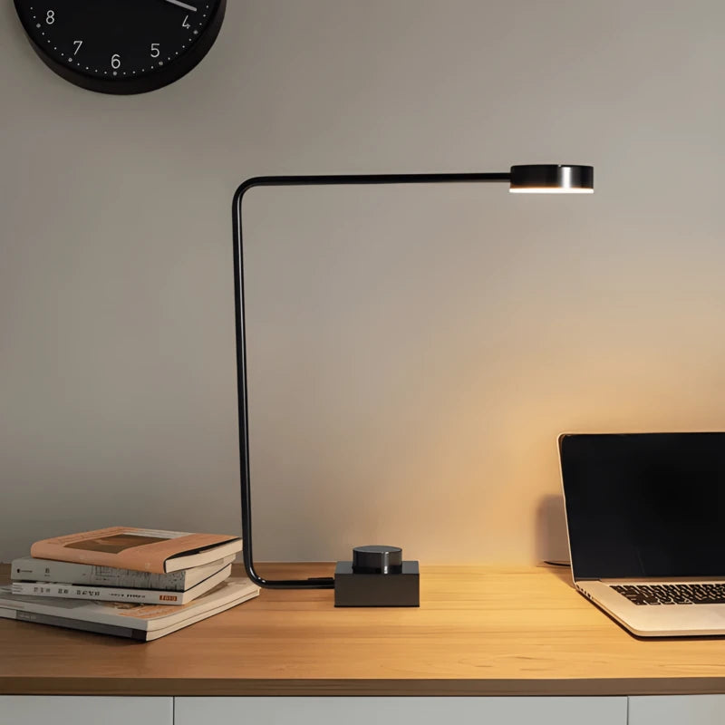 Lampe de Bureau LED Minimaliste Art sur un bureau cozy en bois clair